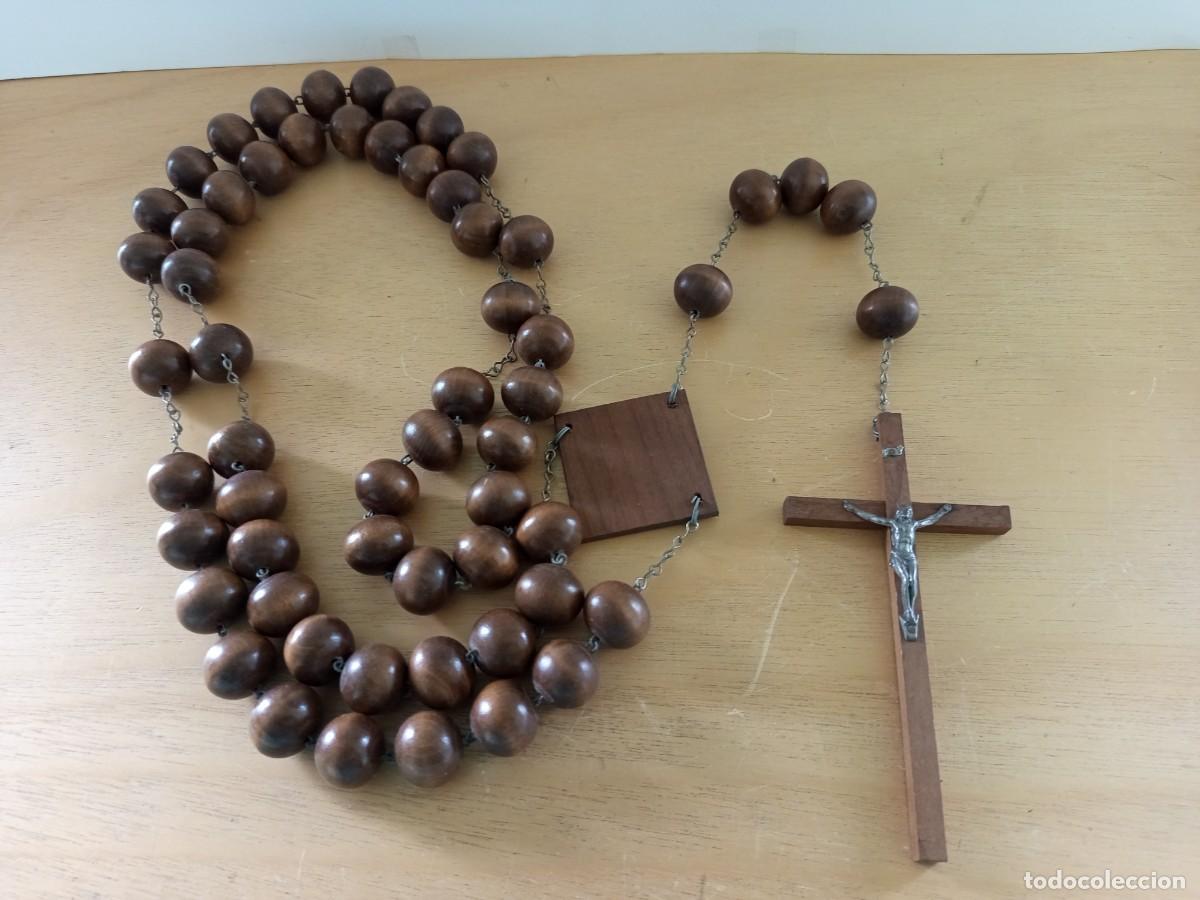 Antig&uuml;edades: Rosario de madera con cuentas grandes y crucifijo.Vintage