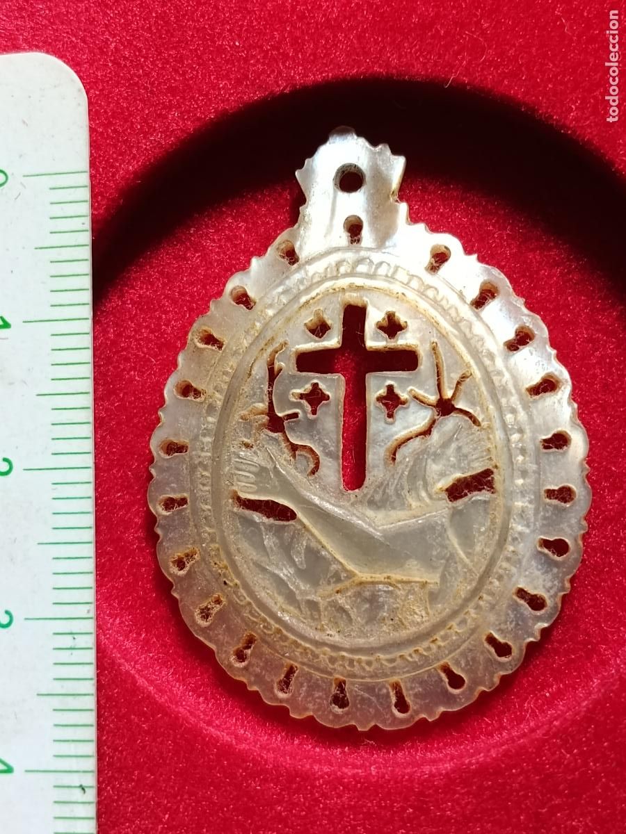 Antig&uuml;edades: Medalla religiosa antigua nacarada