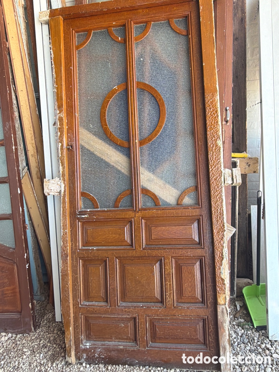 Antig&uuml;edades: Puerta de madera antigua con tragaluz de medio punto modernista