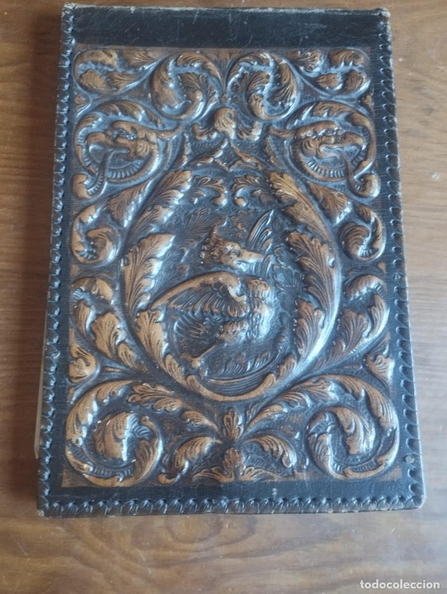 Antig&uuml;edades: Carpeta de escritorio en cuero repujado, que destaca por su elaborado trabajo artesanal y su dise&ntilde;o