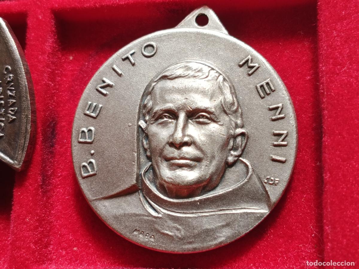 Antig&uuml;edades: MEDALLA BENITO MENNI, VIRGEN CON NI&Ntilde;O JES&Uacute;S, RELIEVE