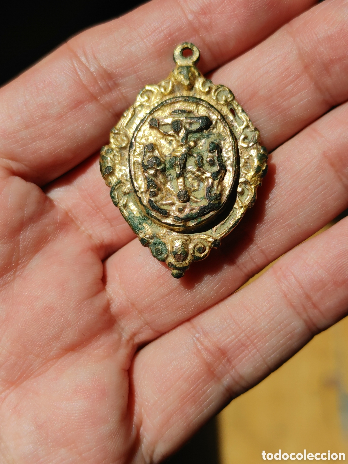Antig&uuml;edades: Colgante antiguo en bronce con restos de dorado. Con el Calvario.