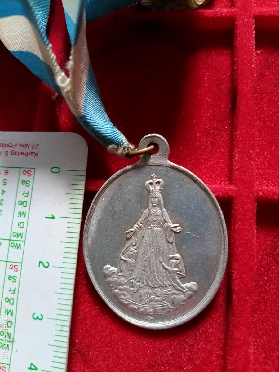 Antig&uuml;edades: Archicofrad&iacute;a del Amor Hermoso, Vitoria. Medalla con banda