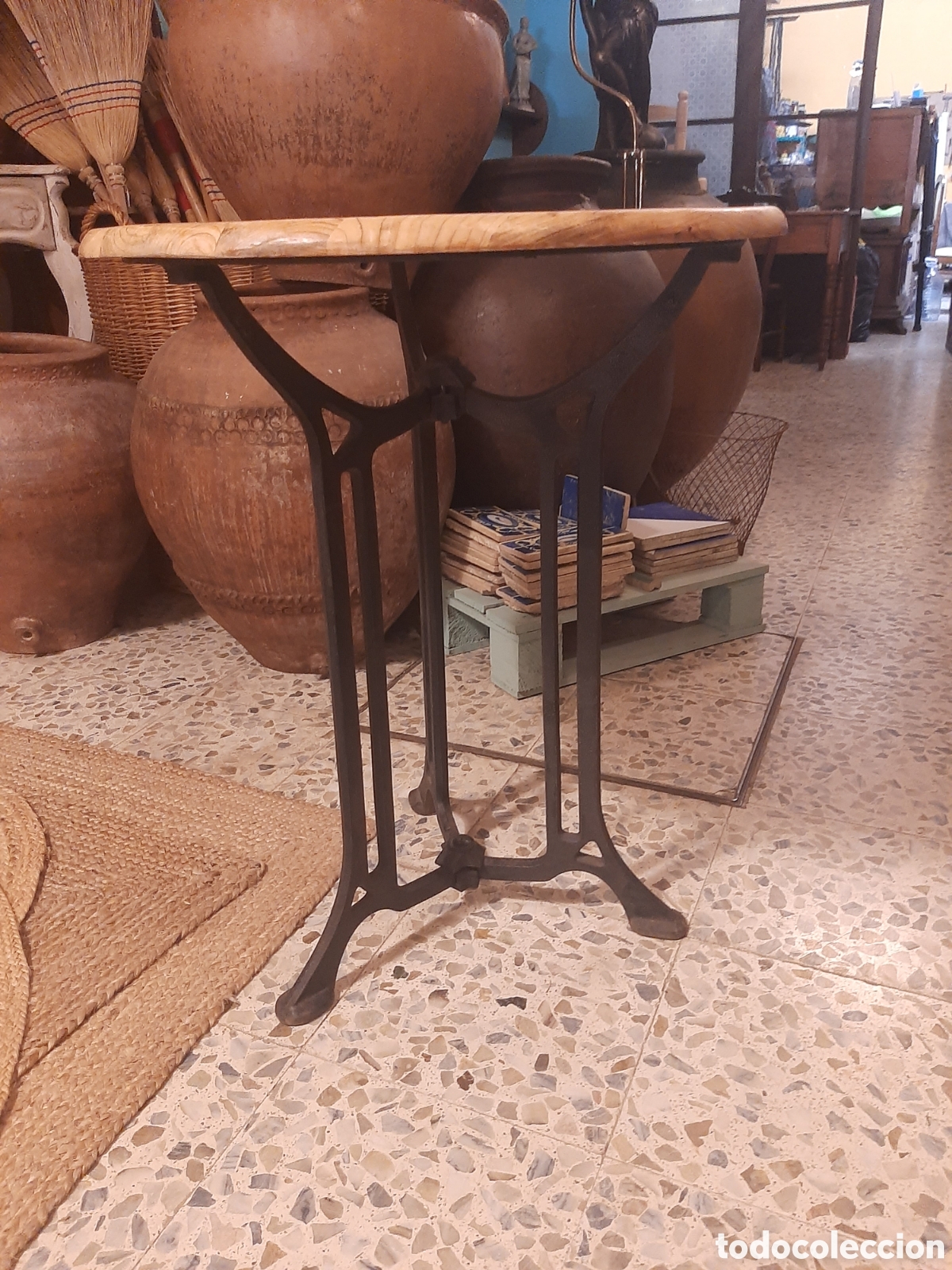 Antig&uuml;edades: Mesa auxiliar madera y hierro - Foto 2