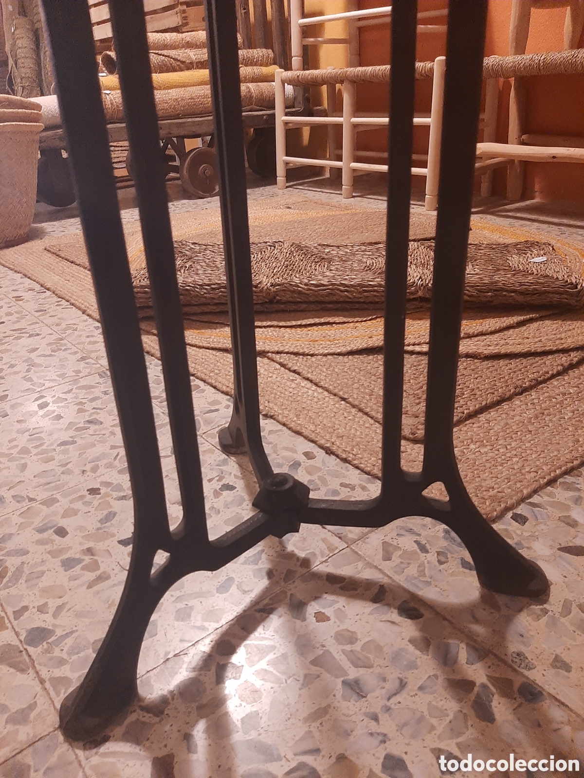 Antig&uuml;edades: Mesa auxiliar madera y hierro - Foto 5