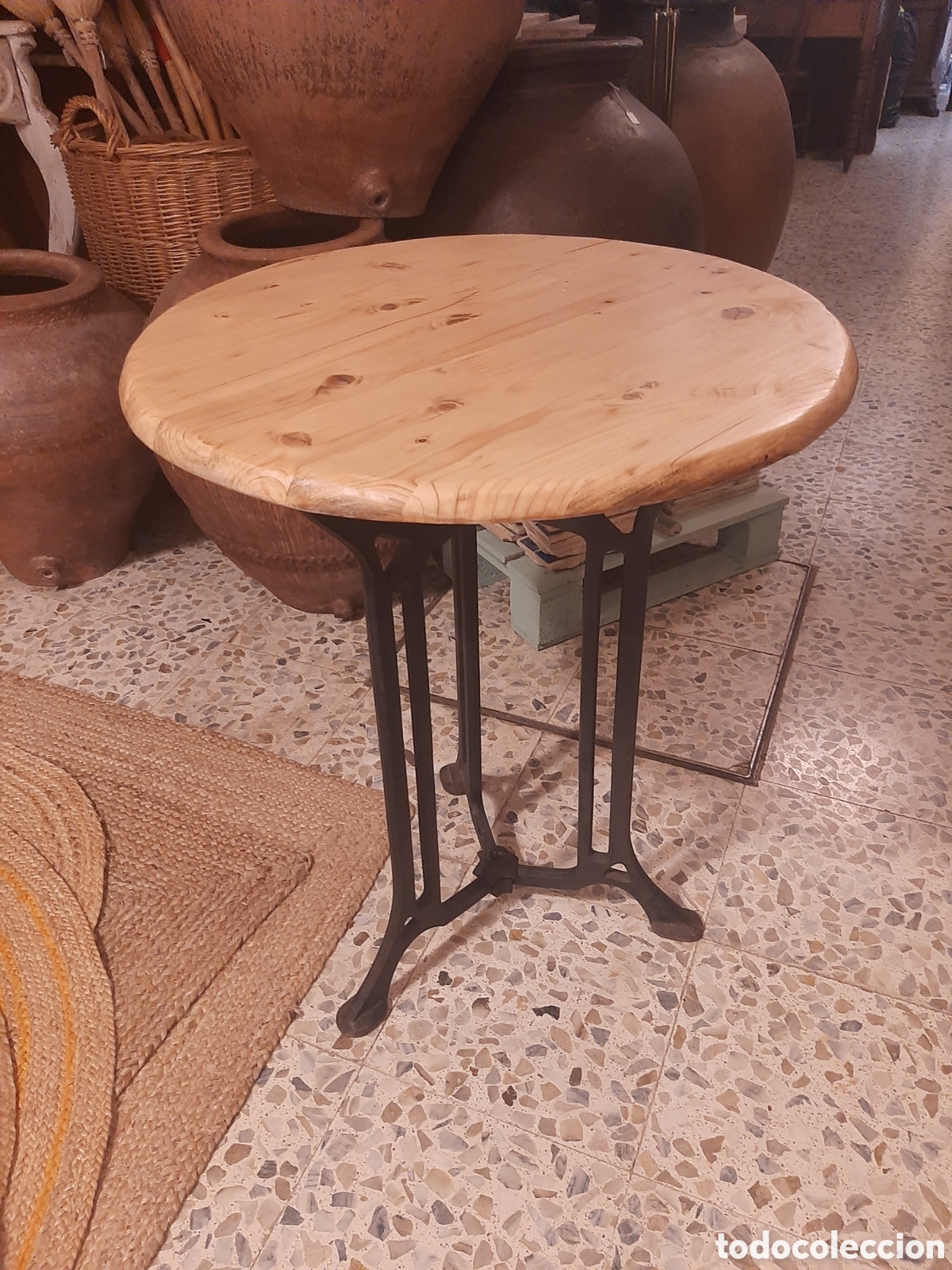 Antig&uuml;edades: Mesa auxiliar madera y hierro - Foto 1