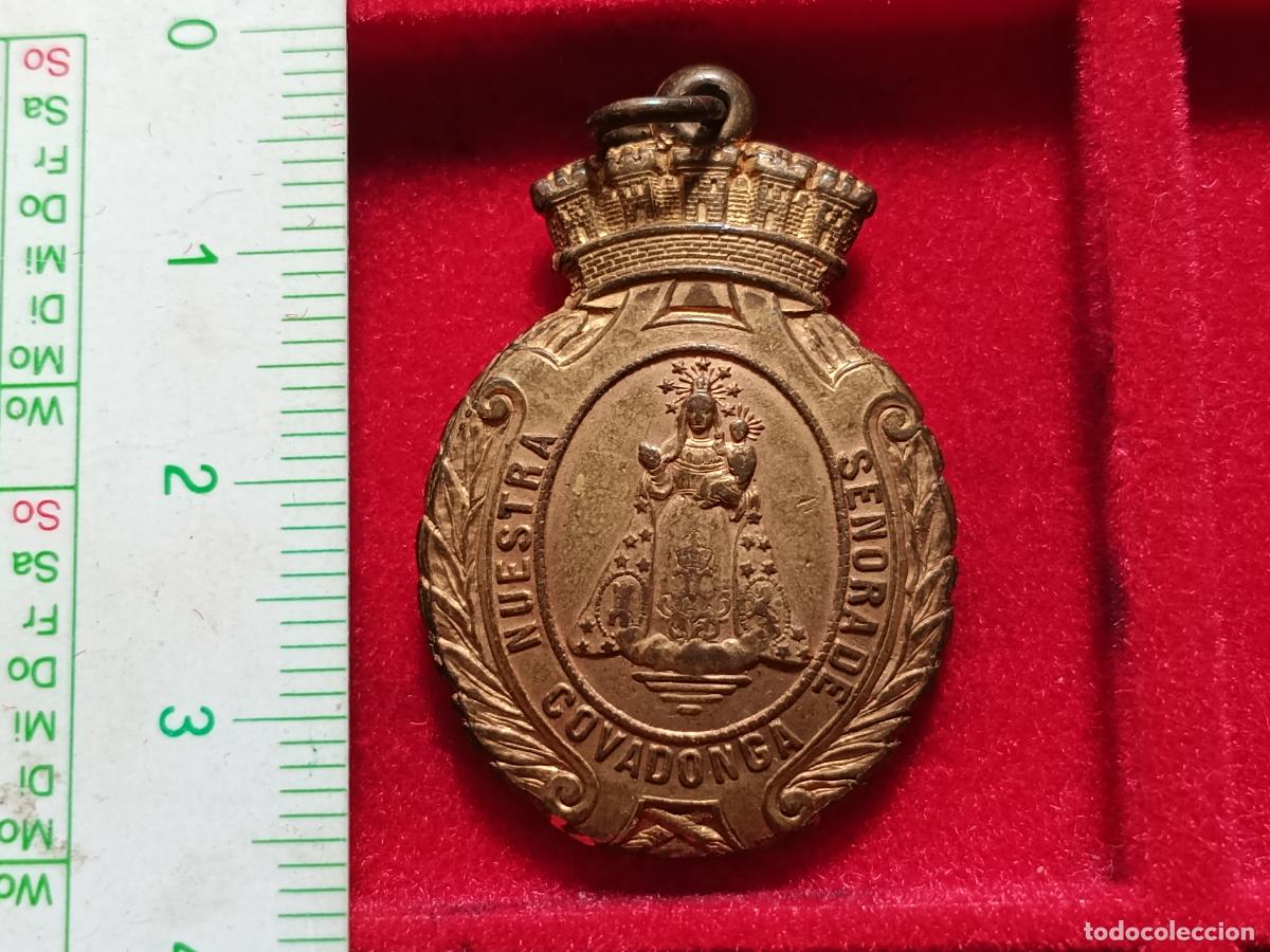 Antig&uuml;edades: Medalla antigua. Virgen de Covadonga