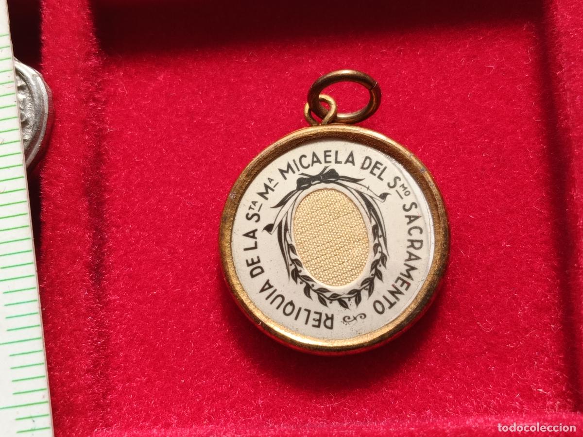 Antig&uuml;edades: Medalla con reliquia. Santa Mar&iacute;a Micaela del Sant&iacute;simo Rosario
