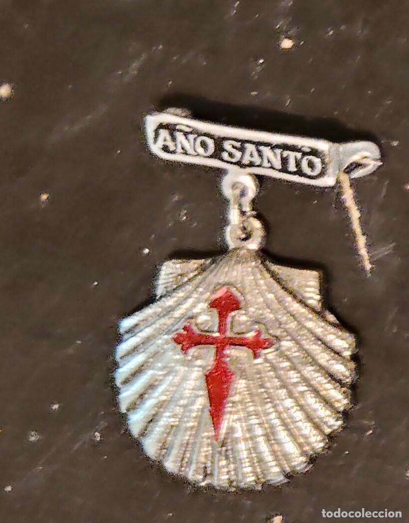 Antig&uuml;edades: medalla oficial,pin a&ntilde;o santo 1976,santiago de compostela de 4 x 3 cms, cruz de santiago ,concha