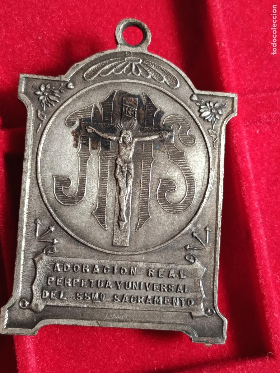 Antig&uuml;edades: Medalla religiosa antigua. Adoraci&oacute;n Perpetua