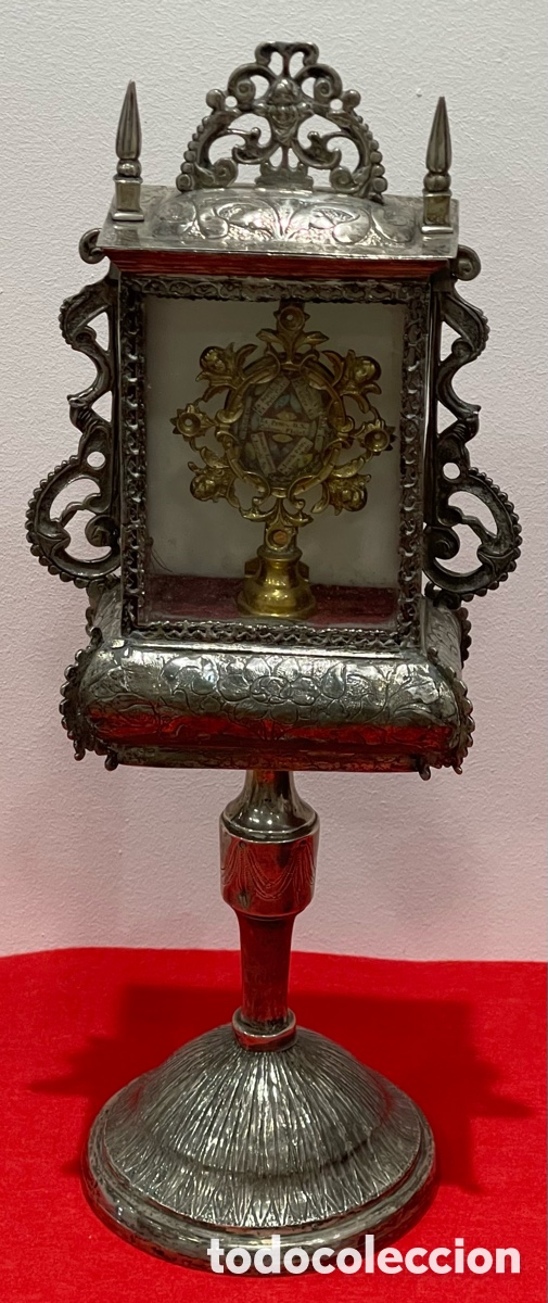 Antig&uuml;edades: Magn&iacute;fico relicario de gran tama&ntilde;o y peso en plata de ley contrastada.