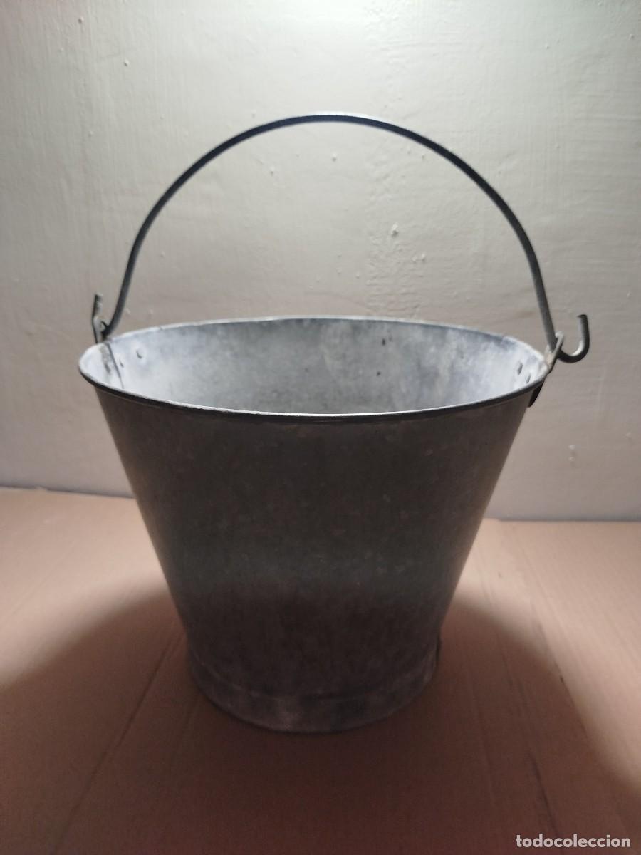 Antig&uuml;edades: Balde de zinc con asa antiguo. A&ntilde;os 60.
