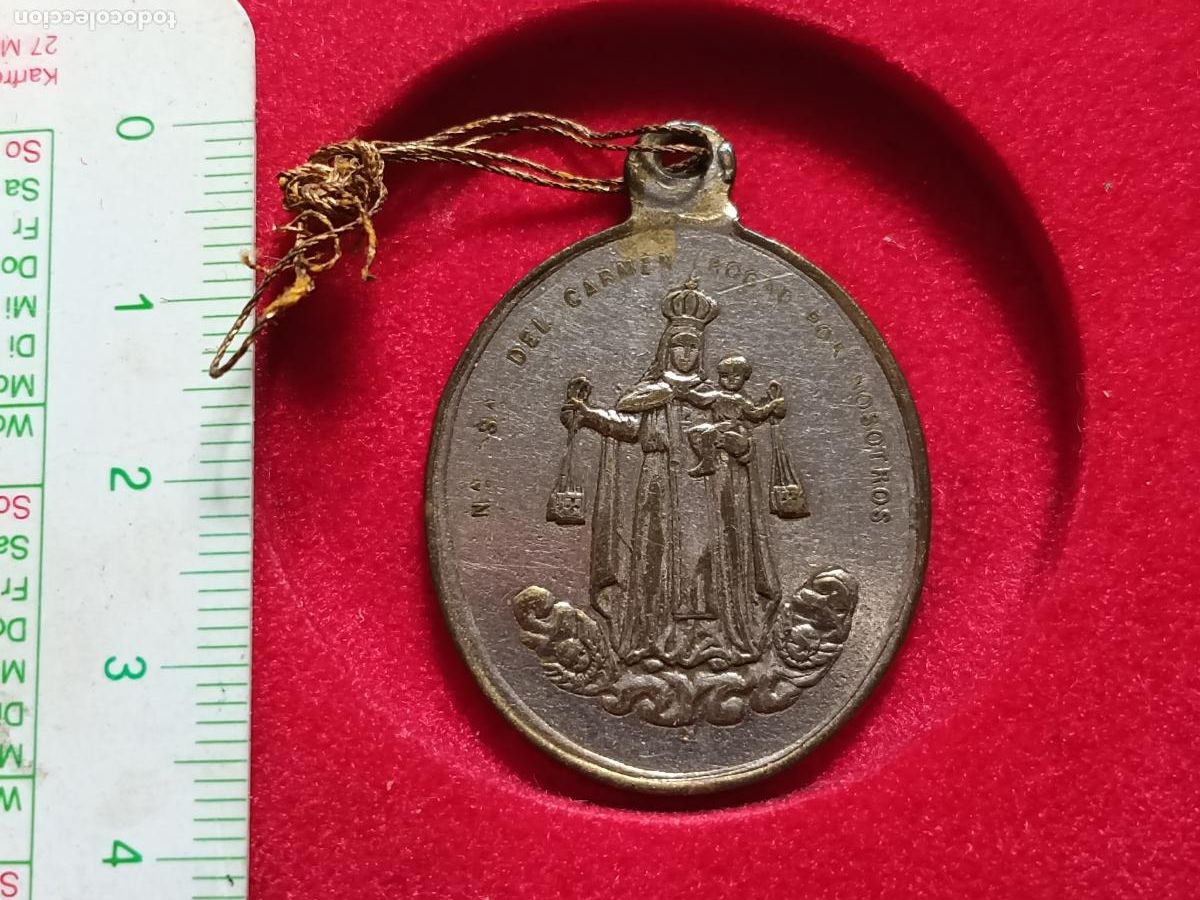 Antig&uuml;edades: Medalla plateada antigua. Virgen del Carmen