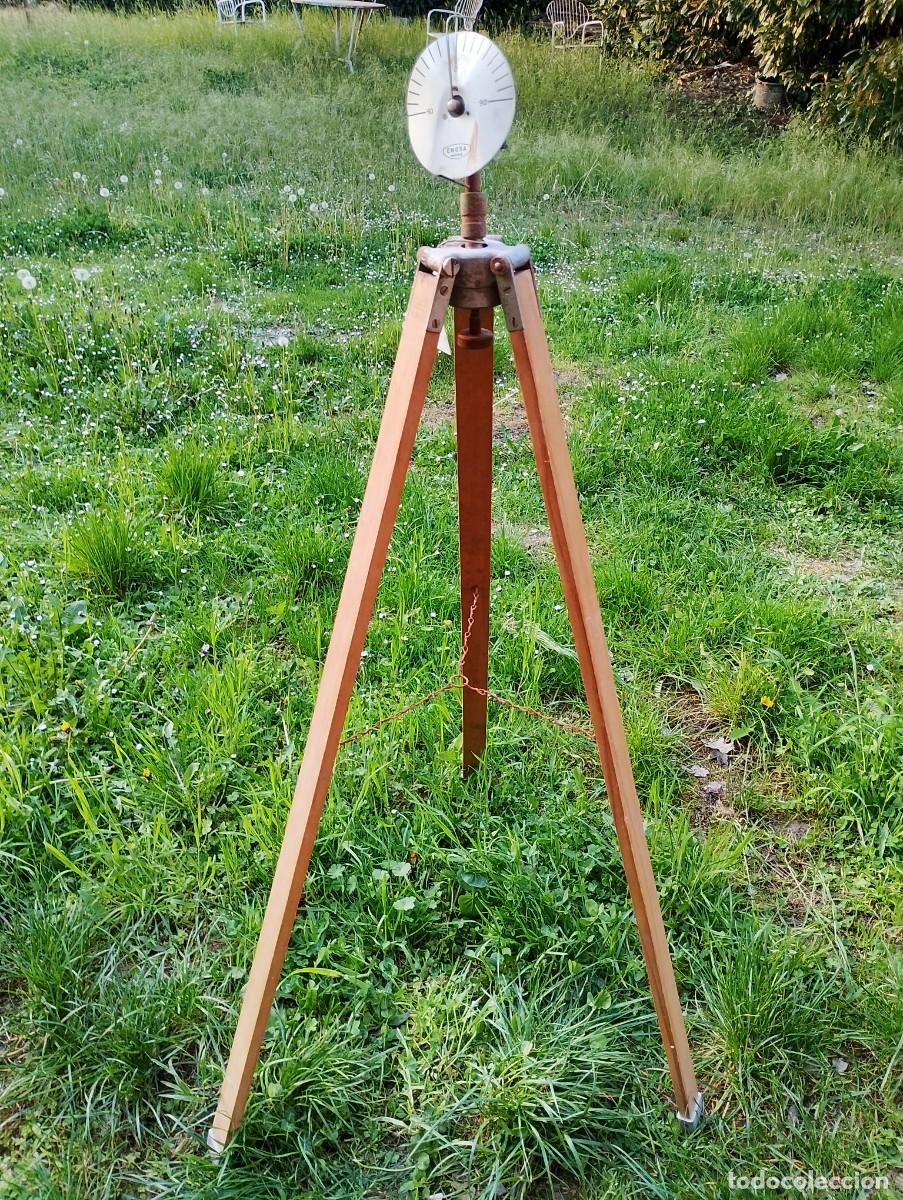 Antig&uuml;edades: Tr&iacute;pode antiguo de madera para fotograf&iacute;a, topograf&iacute;a etc..con r&oacute;tula superior (soporta ahora mIsmo