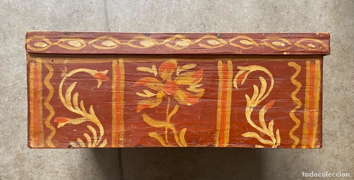 Antig&uuml;edades: Antigua caja catalana policromada de farmacia o herbolario, siglo XVIII.