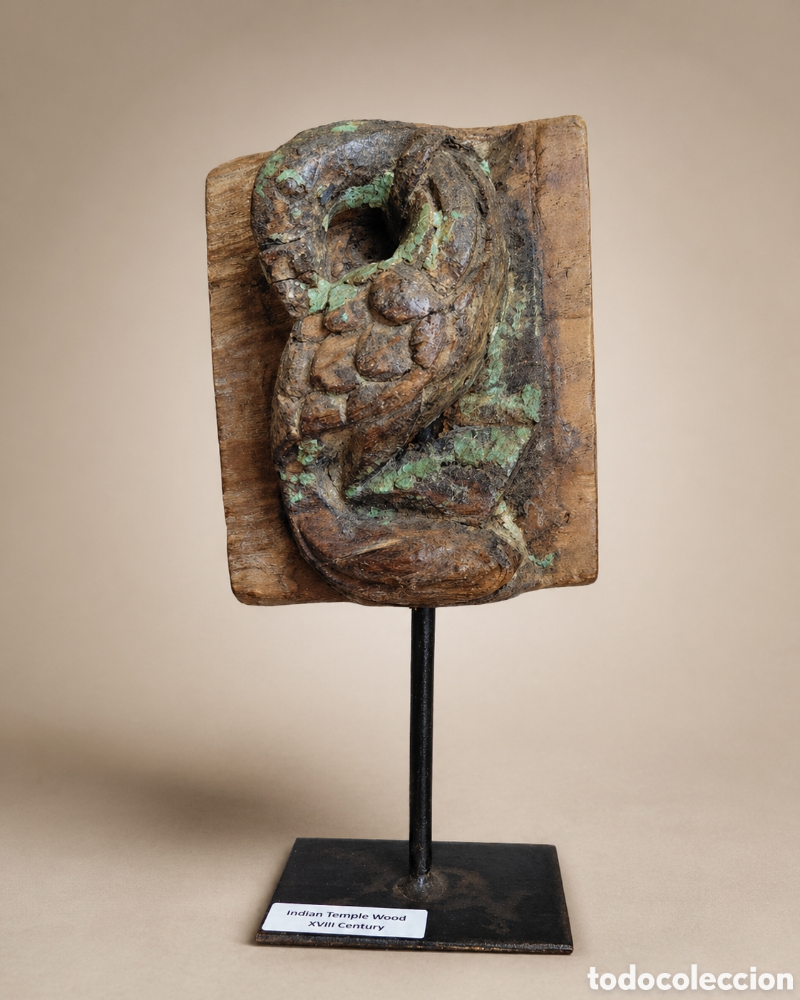 Antig&uuml;edades: Antigua talla india de templo en madera. Siglo XVIII. Fragmento arquitect&oacute;nico con peana