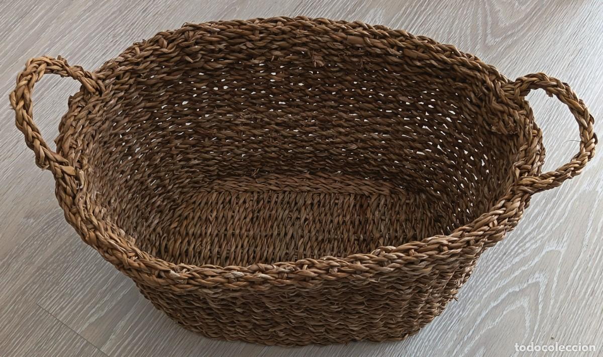 Antig&uuml;edades: Cesta de esparto o enea. Fibras naturales. Con dos asas.