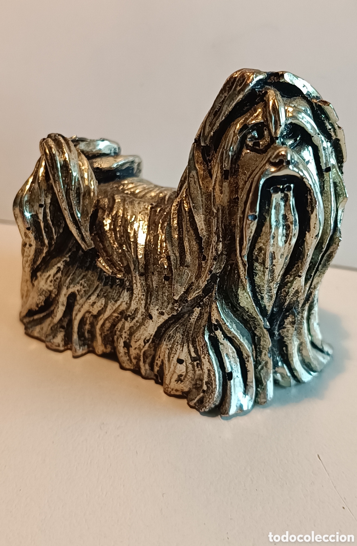 Antig&uuml;edades: Bella figura vintage de perro yorkshire laminado en plata de ley .