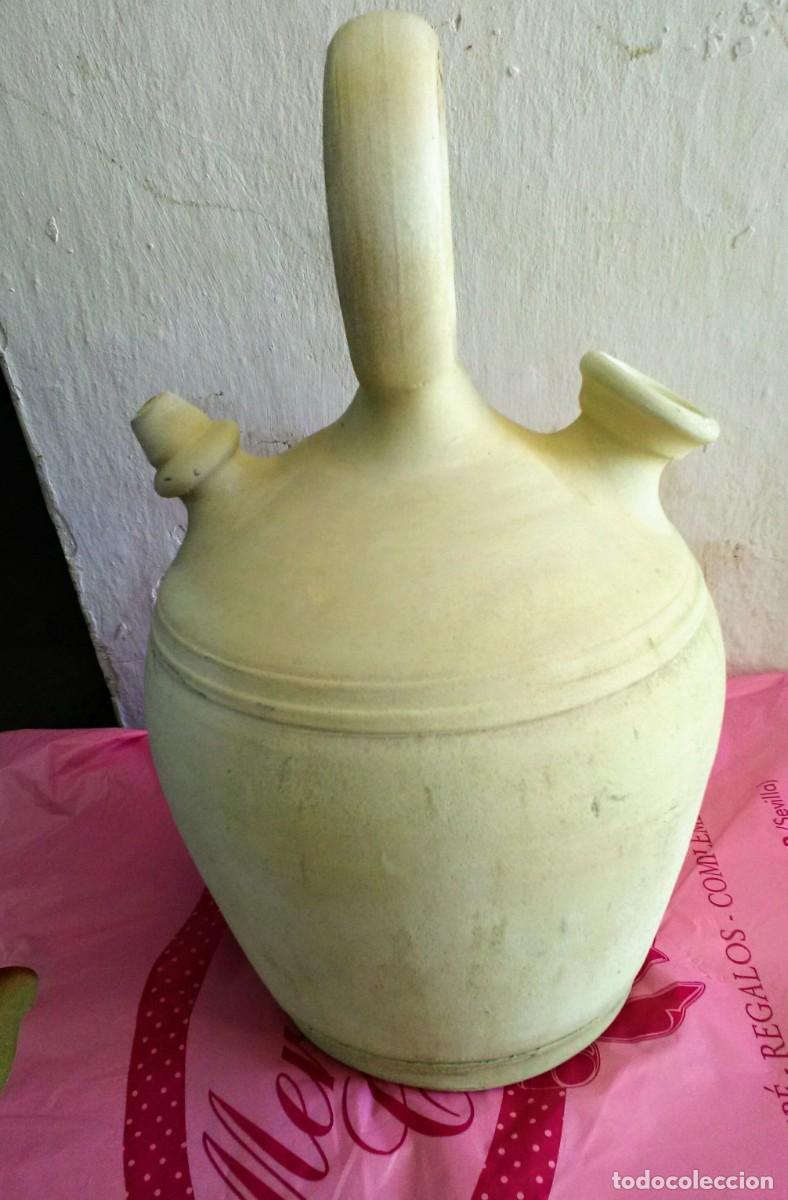 Antig&uuml;edades: b&uacute;caro Botijo de barro con el sello de La Nav&aacute; alicante