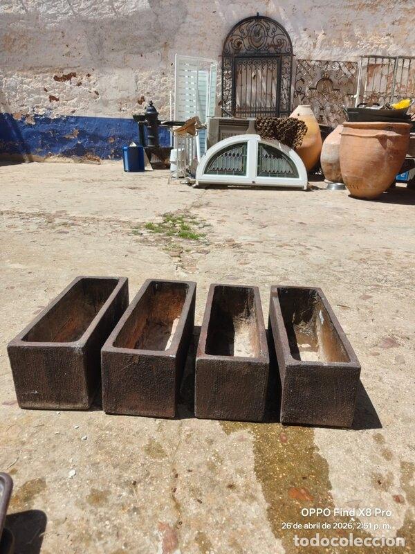 Antig&uuml;edades: Maceteros de piedra artificial (4 uds) con bandejas