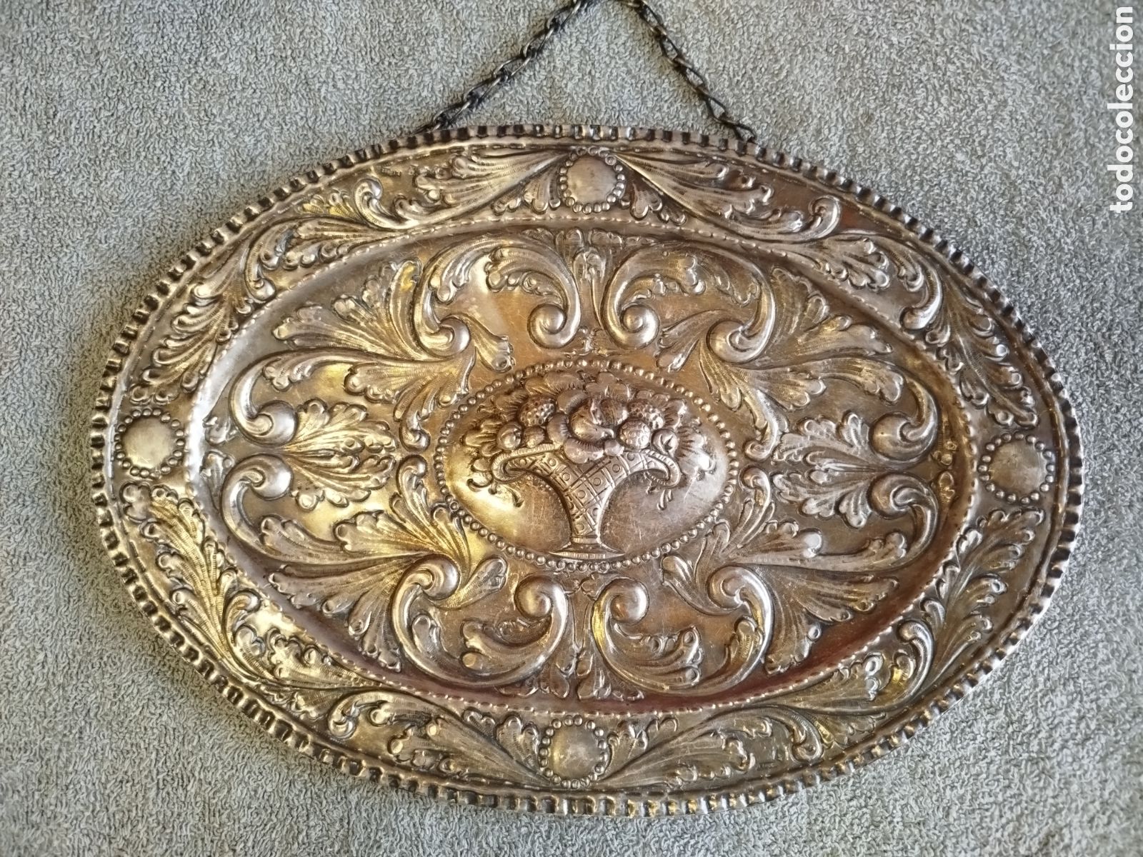 Antig&uuml;edades: Antigua bandeja ovalada para colgar en metal plateado labrado firmada por el orgebre. A&ntilde;os 1930