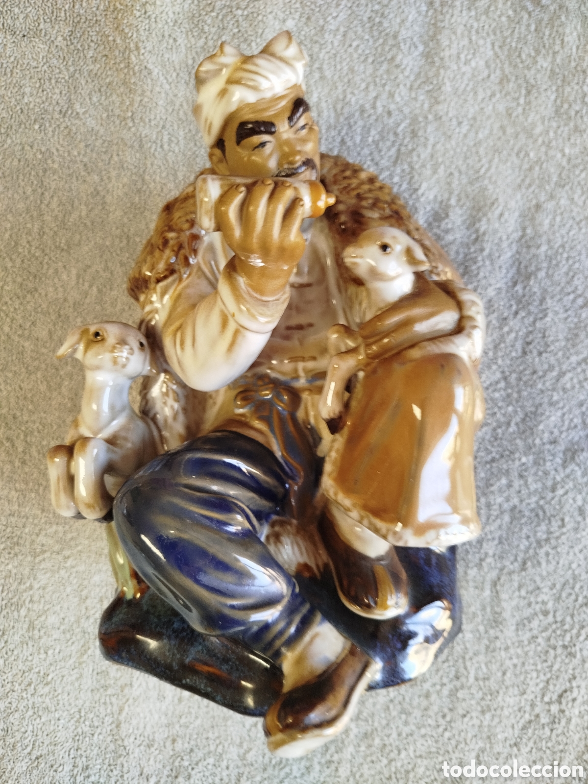 Antig&uuml;edades: Figura de cer&aacute;mica china de Shiwan, numerada.