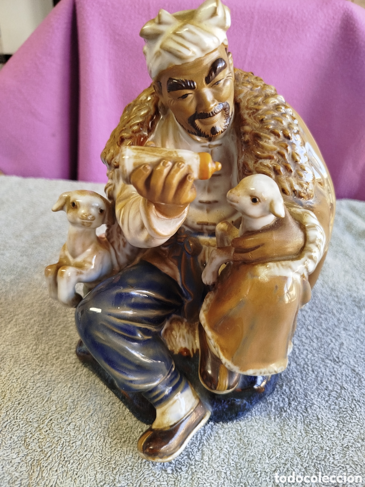 Antig&uuml;edades: Figura de cer&aacute;mica china de Shiwan, numerada.