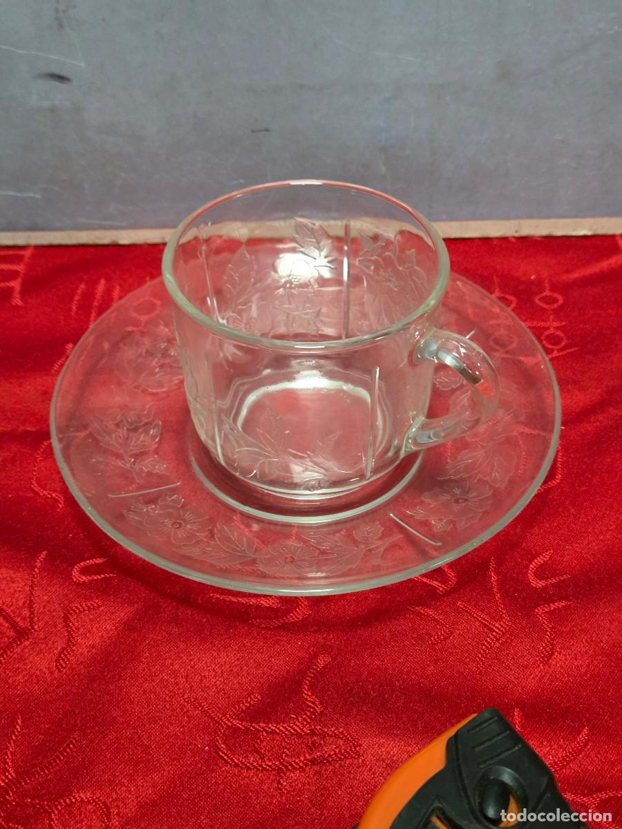 Antig&uuml;edades: plato y taza de cristal labrado