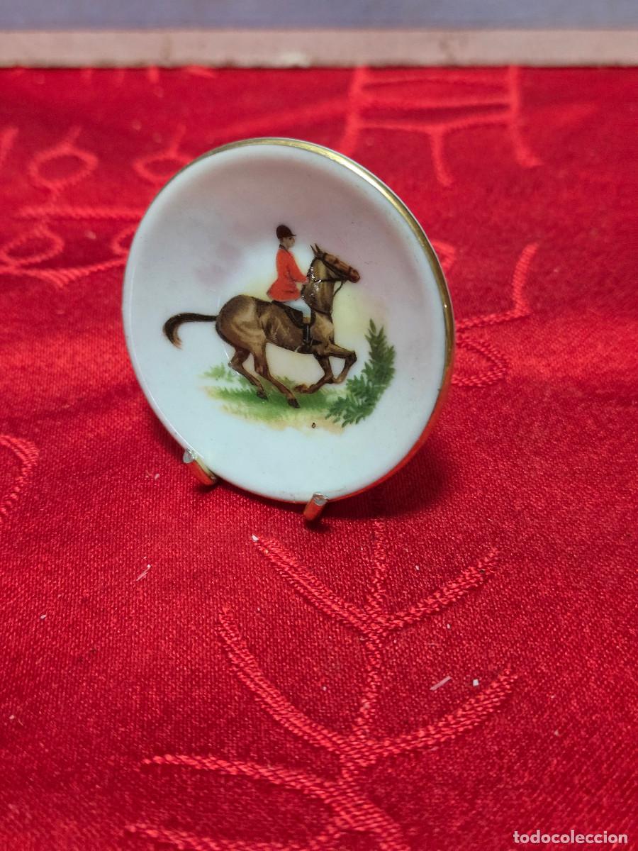 Antig&uuml;edades: mini plato de porcelana - Foto 1