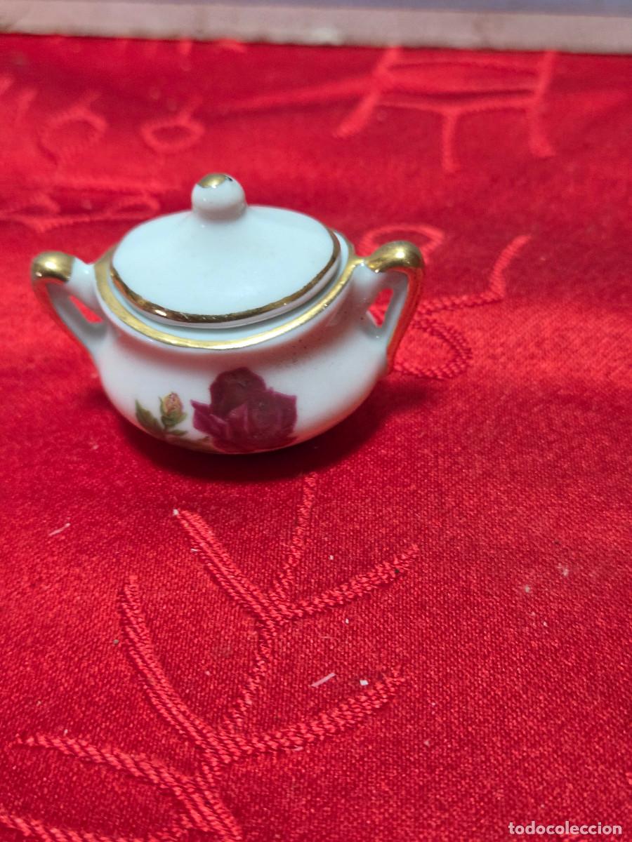Antig&uuml;edades: mini sopera de porcelana