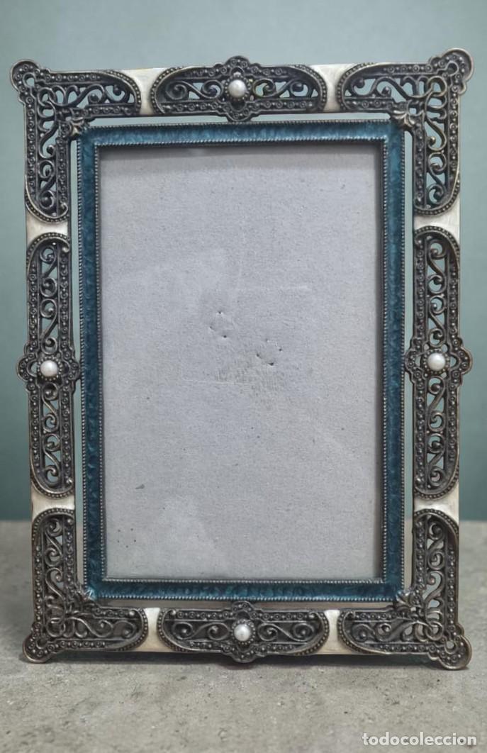 Antig&uuml;edades: Marco portafotos de metal calado con n&aacute;car y perlas.