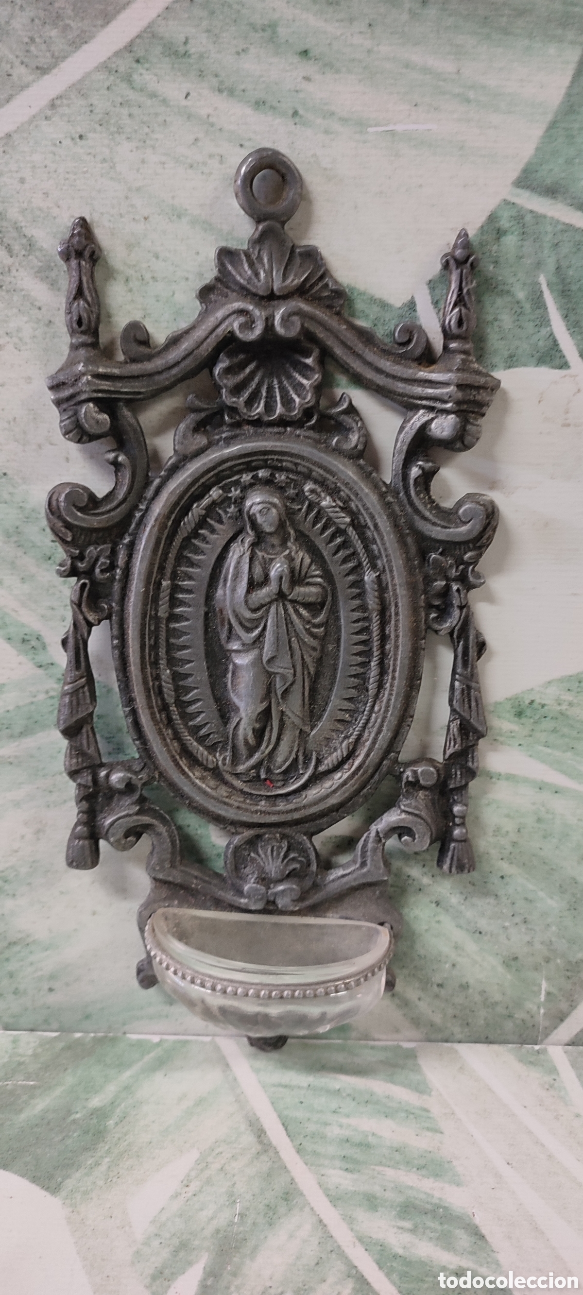 Antig&uuml;edades: Antigua benditera tama&ntilde;o grande con cuenco de cristal para agua bendita. Virgen Mar&iacute;a