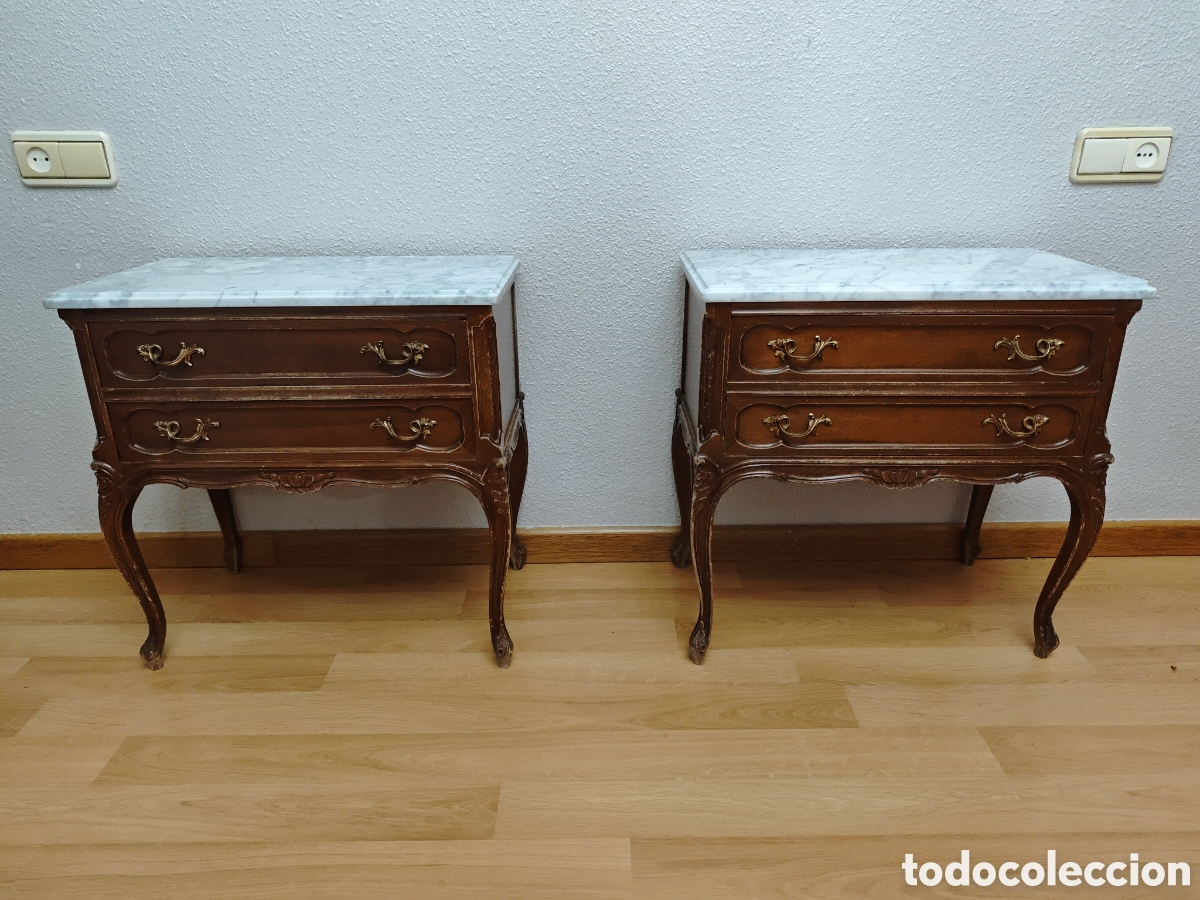 Antig&uuml;edades: Mesitas vintage con cuerpo de madera y encimera de marmol