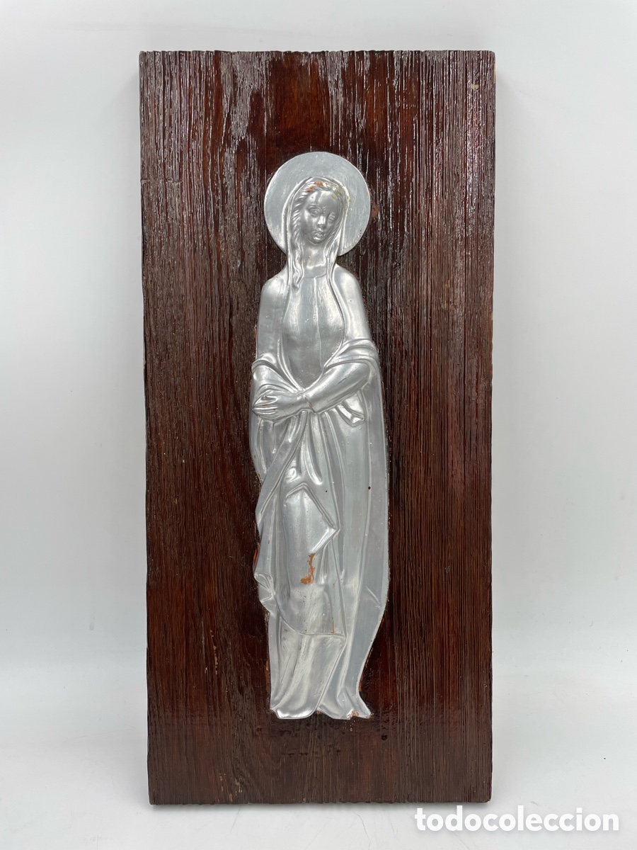 Antig&uuml;edades: Relieve religioso virgen Mar&iacute;a metal plateado y enmarcado en madera.