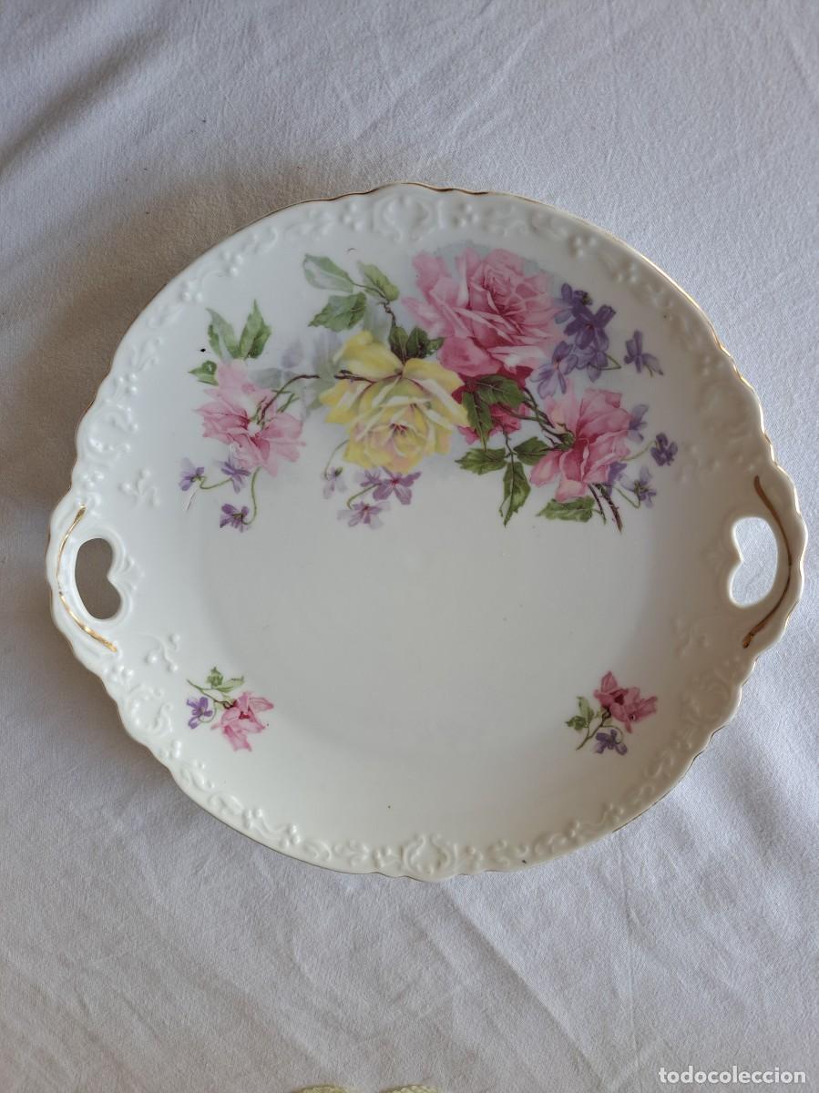 Antig&uuml;edades: Bonito plato tartero de porcelana pintado a mano, rosas.