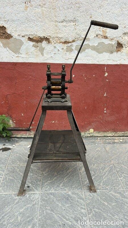 Antig&uuml;edades: Antigua Laminadora Manual de Taller con Soporte de Hierro y Madera - 116 cm