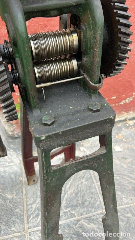 Antig&uuml;edades: Antigua Laminadora Manual de Taller con Soporte de Hierro y Madera - 116 cm