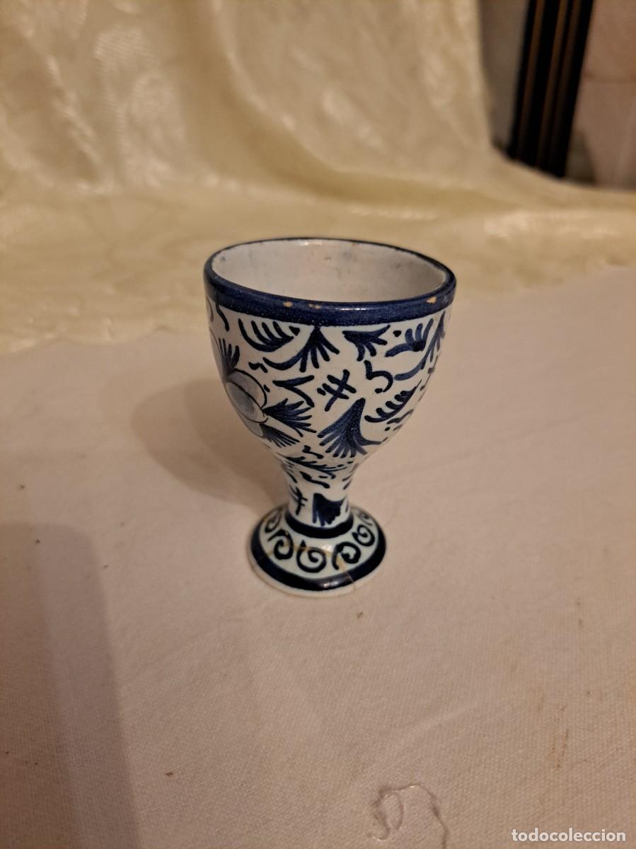 Antig&uuml;edades: Antigua huevera de cer&aacute;mica de talavera.