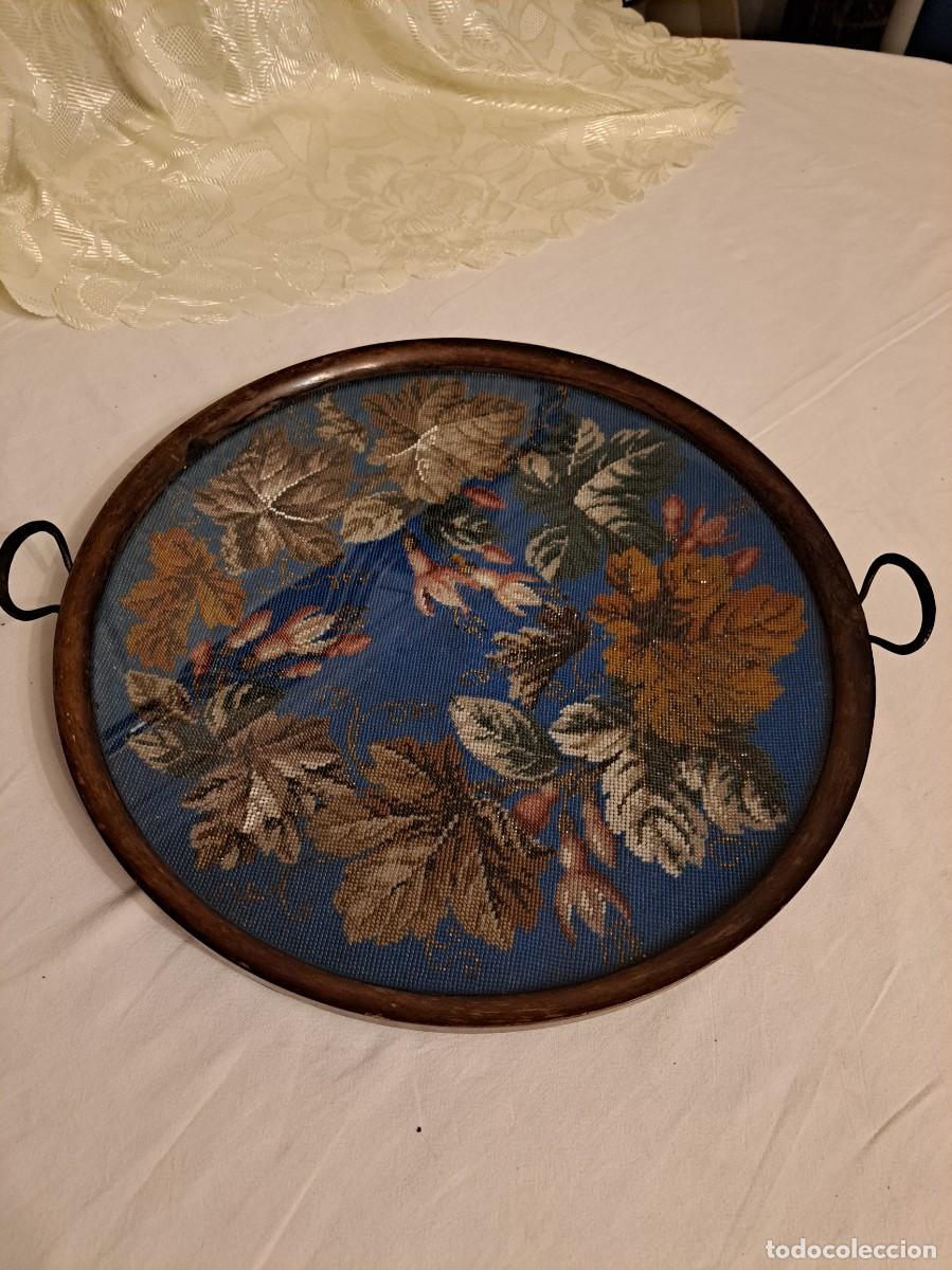 Antig&uuml;edades: Antigua bandeja de madera con interior bordado a mano, cristal y asas de lat&oacute;n.