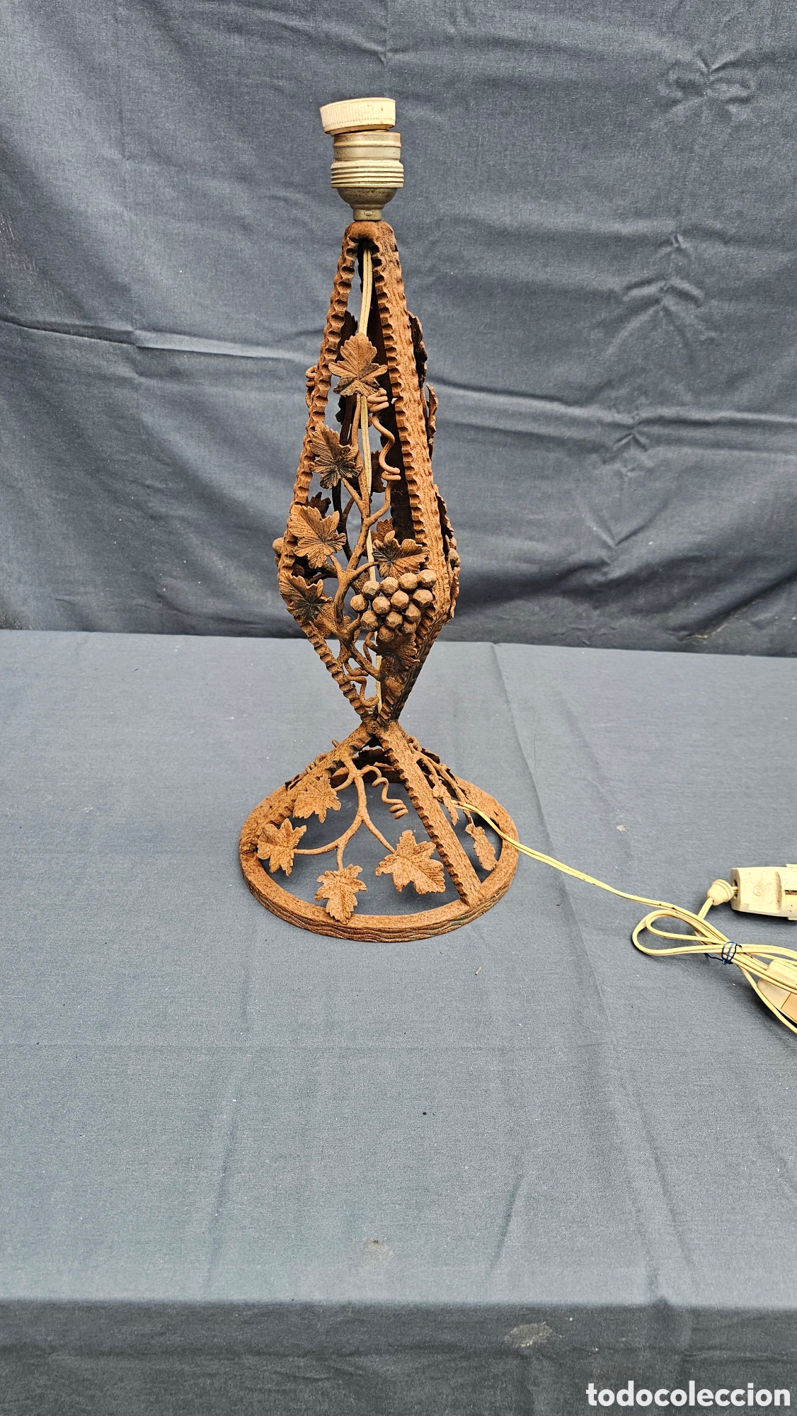 Antig&uuml;edades: Antigua l&aacute;mpara de forja motivos de uvas.....