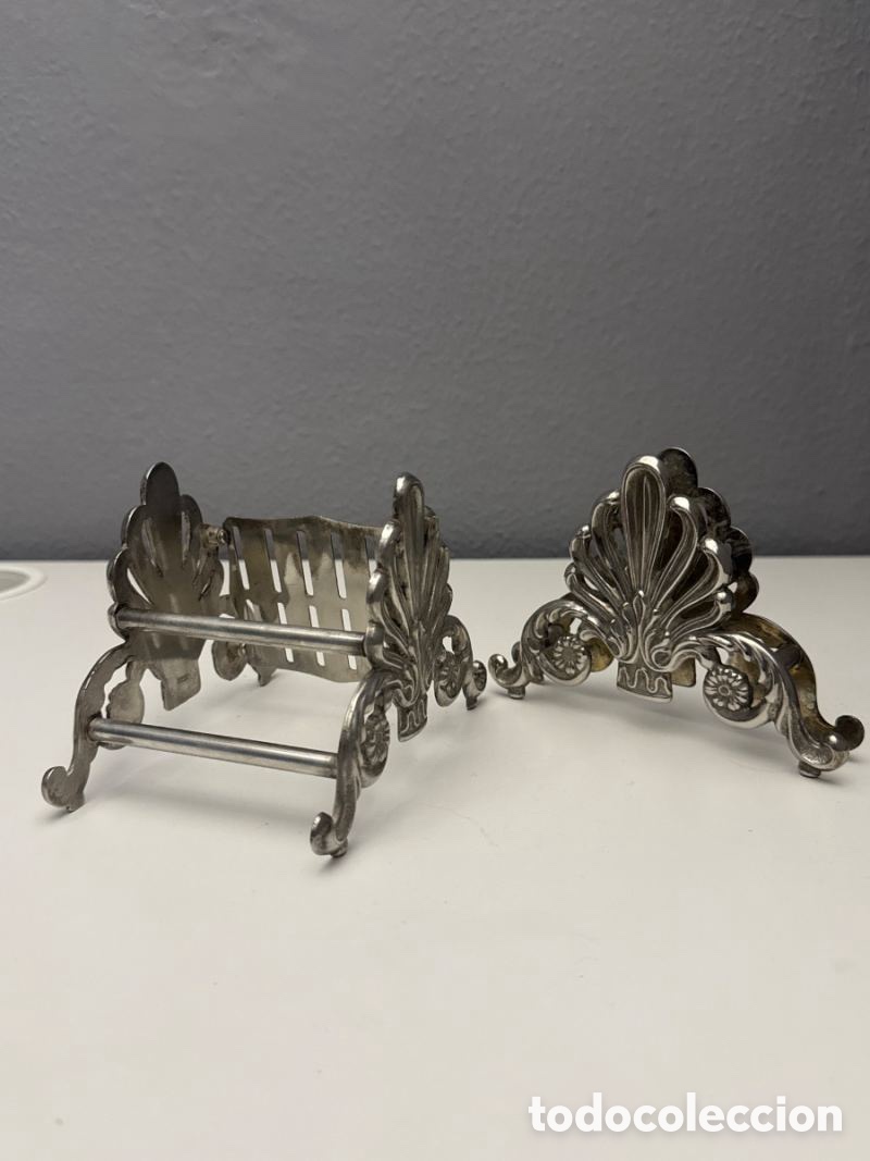 Antig&uuml;edades: Conjunto de Porta cuchillos y servilletero ba&ntilde;ados en plata