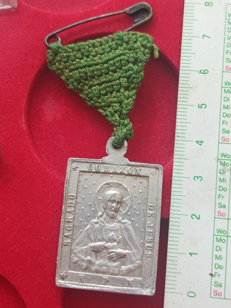 Antig&uuml;edades: Medalla con pasador. Virgen del Carmen y Sagrado Coraz&oacute;n de Jes&uacute;s