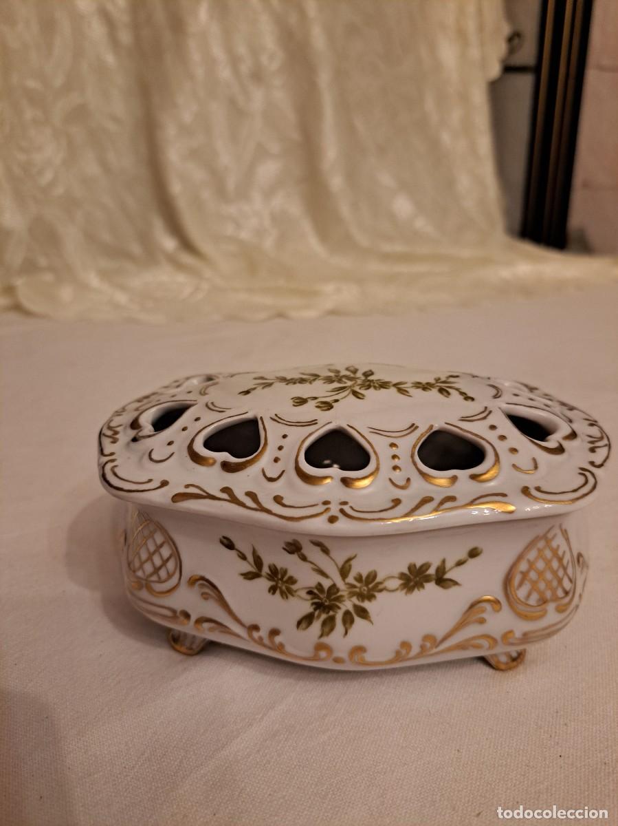 Antig&uuml;edades: Precioso joyero de porcelana pintado a mano con la tapa calada en forma de corazones.