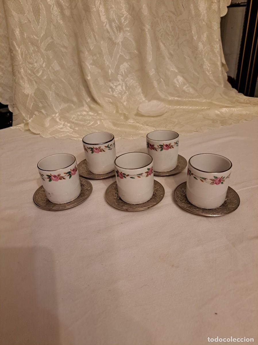Antig&uuml;edades: Servicio de caf&eacute; de pocillos de porcelana y platos de metal. 10 piezas.