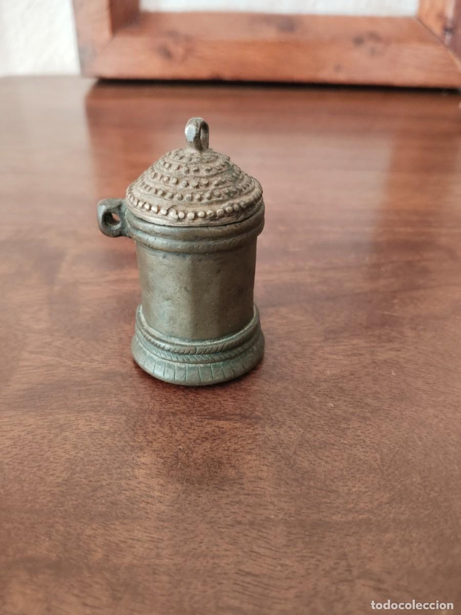 Antig&uuml;edades: Antigua caja en lat&oacute;n para tabaco, Opio, rape.