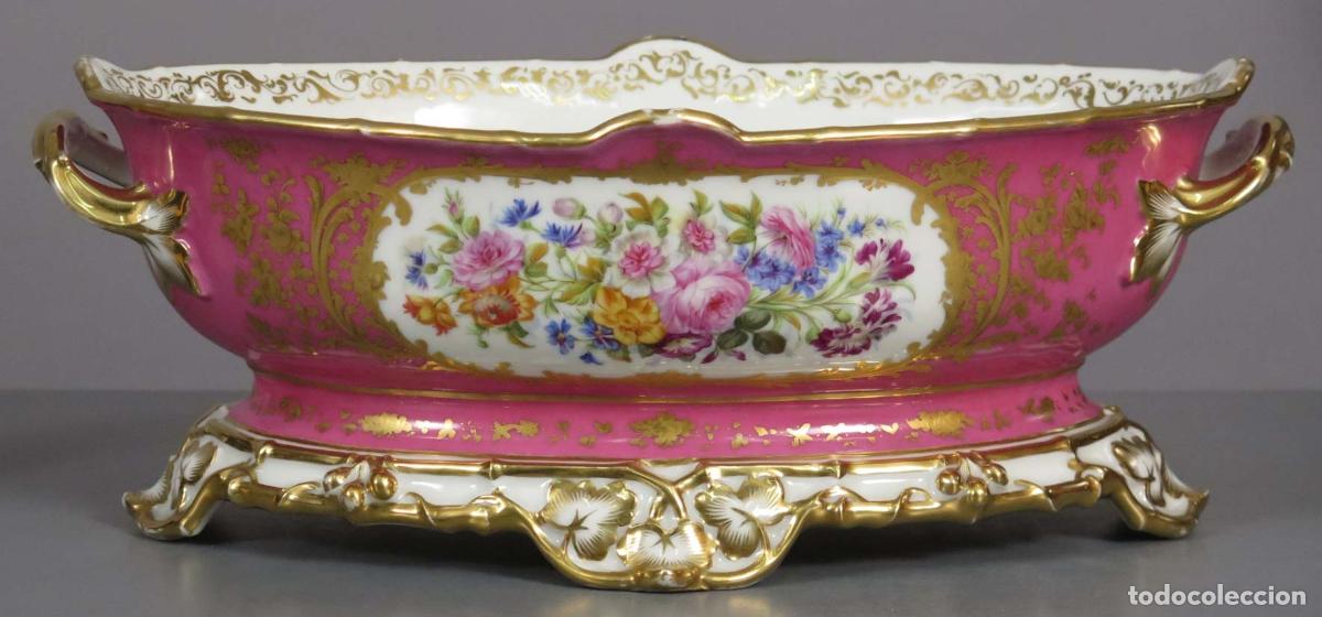 Antig&uuml;edades: CENTRO. PORCELANA. HACIA 1860. MARCA EN BASE.