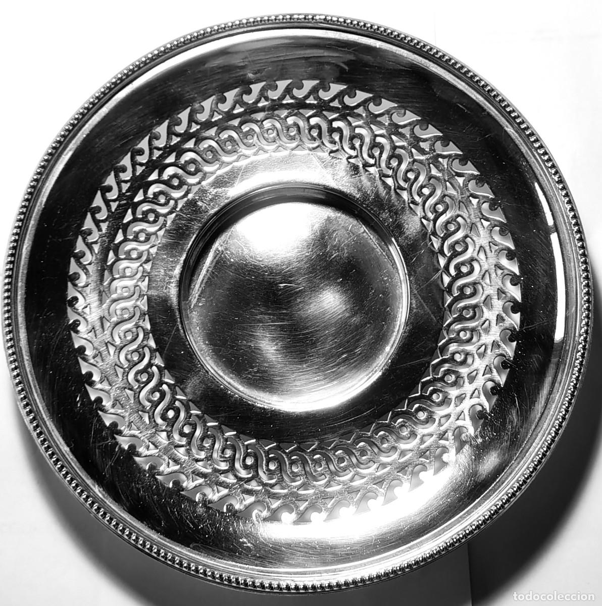 Antig&uuml;edades: PLATO DE SERVIR O BOMBONERA - BORDE EXTERIOR PERLADO E INTERIOR CALADO - SILVERPLATE MARTIN HALL & C