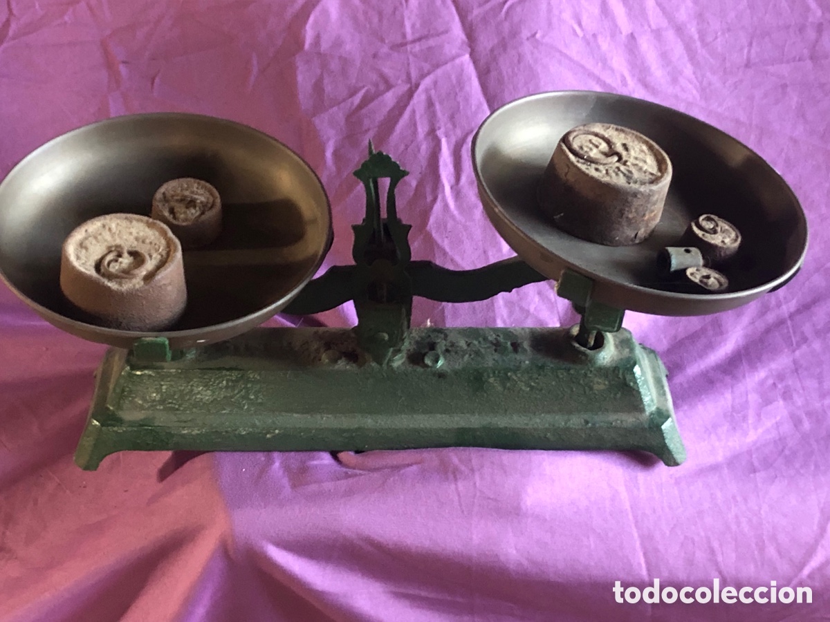 Antig&uuml;edades: Balanza antigua de hierro, con platos de lat&oacute;n y juego de pesas de hierro