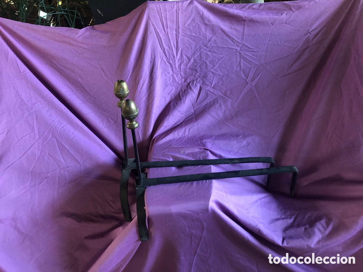 Antig&uuml;edades: Morillos de chimenea y recoge cenizas en hierro con remates en pi&ntilde;as de lat&oacute;n.