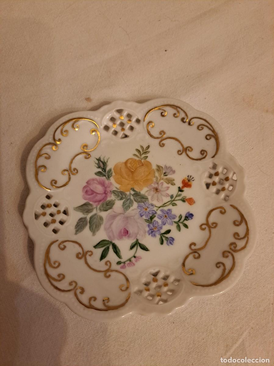 Antig&uuml;edades: Platillo cuadrado calado de porcelana pintado a mano.